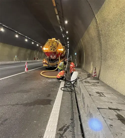 清江浦隧道排水渠清淤